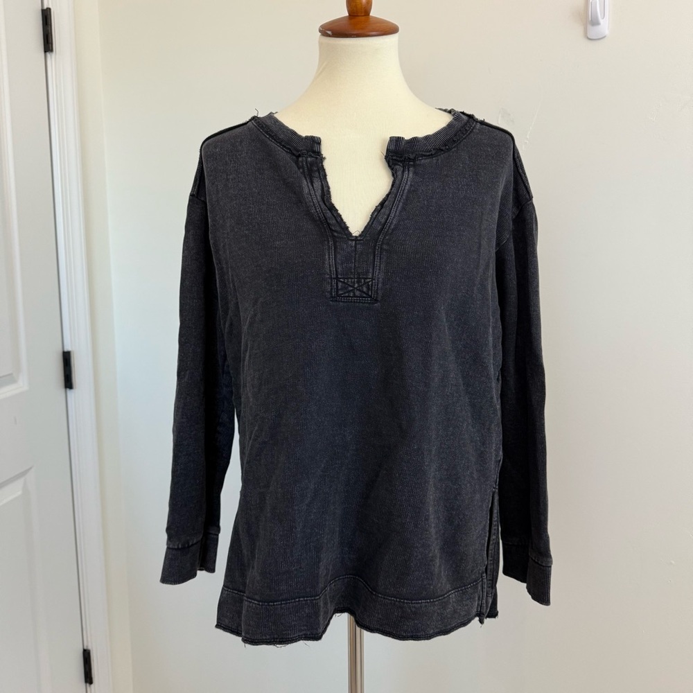 Anthropologie Pilcro Split‎ Hem Acid Washed Black V-Neck Top Size Medium Boho
